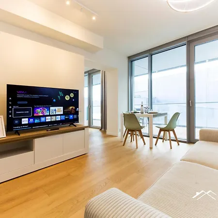 Waterfront Lux| Studio|a/c|parking|gym|wifi By Tilo Daire